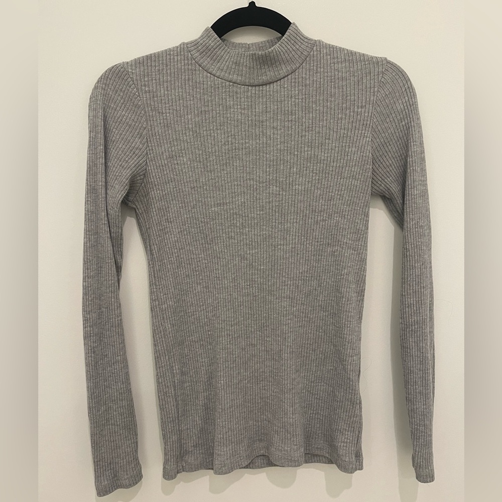 Uniqlo gray ribbed mock neck size small